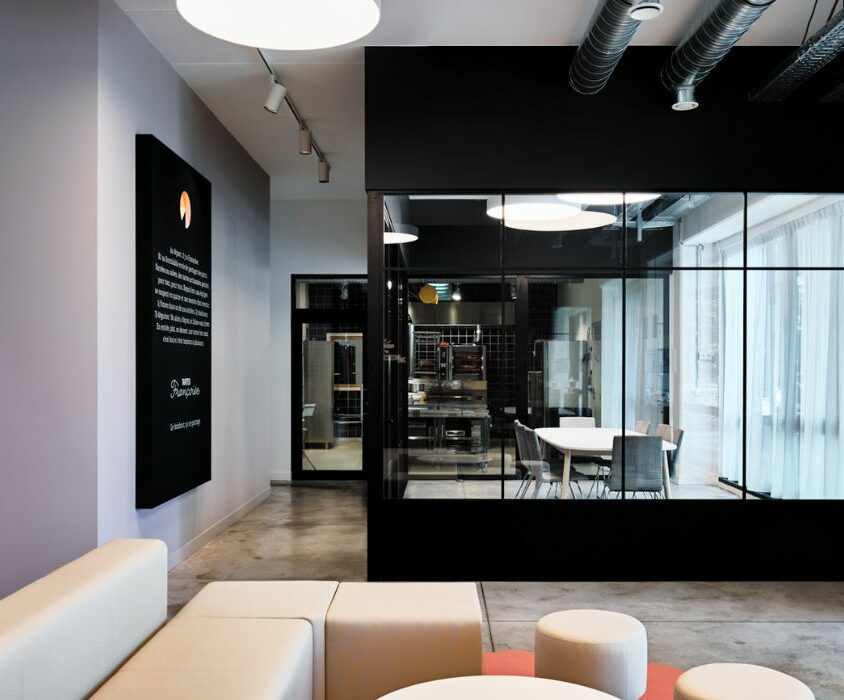 Aménagement du couloir dans des bureaux