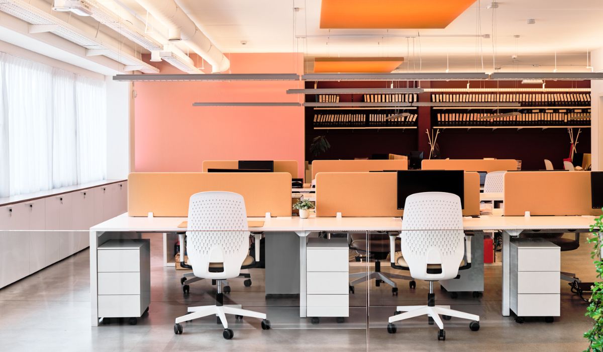 Aménagement d'un open space avec bureaux et chaises