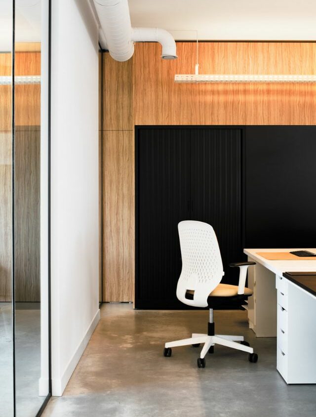 Meuble noir dans un bureau