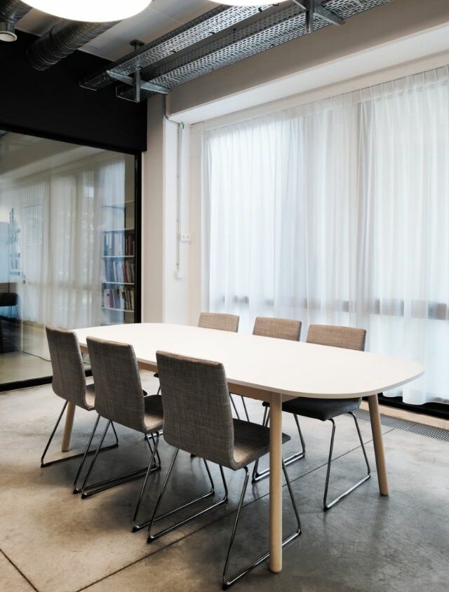 Mobilier de bureaux, table et chaises dans une salle de réunion