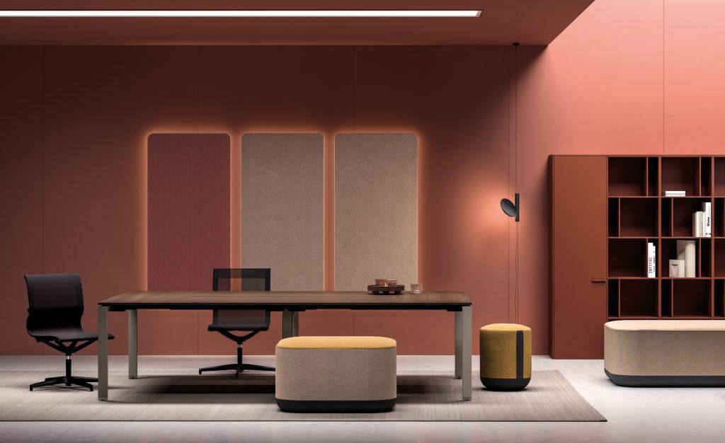 Salle de réunion ambiance rouge avec table design