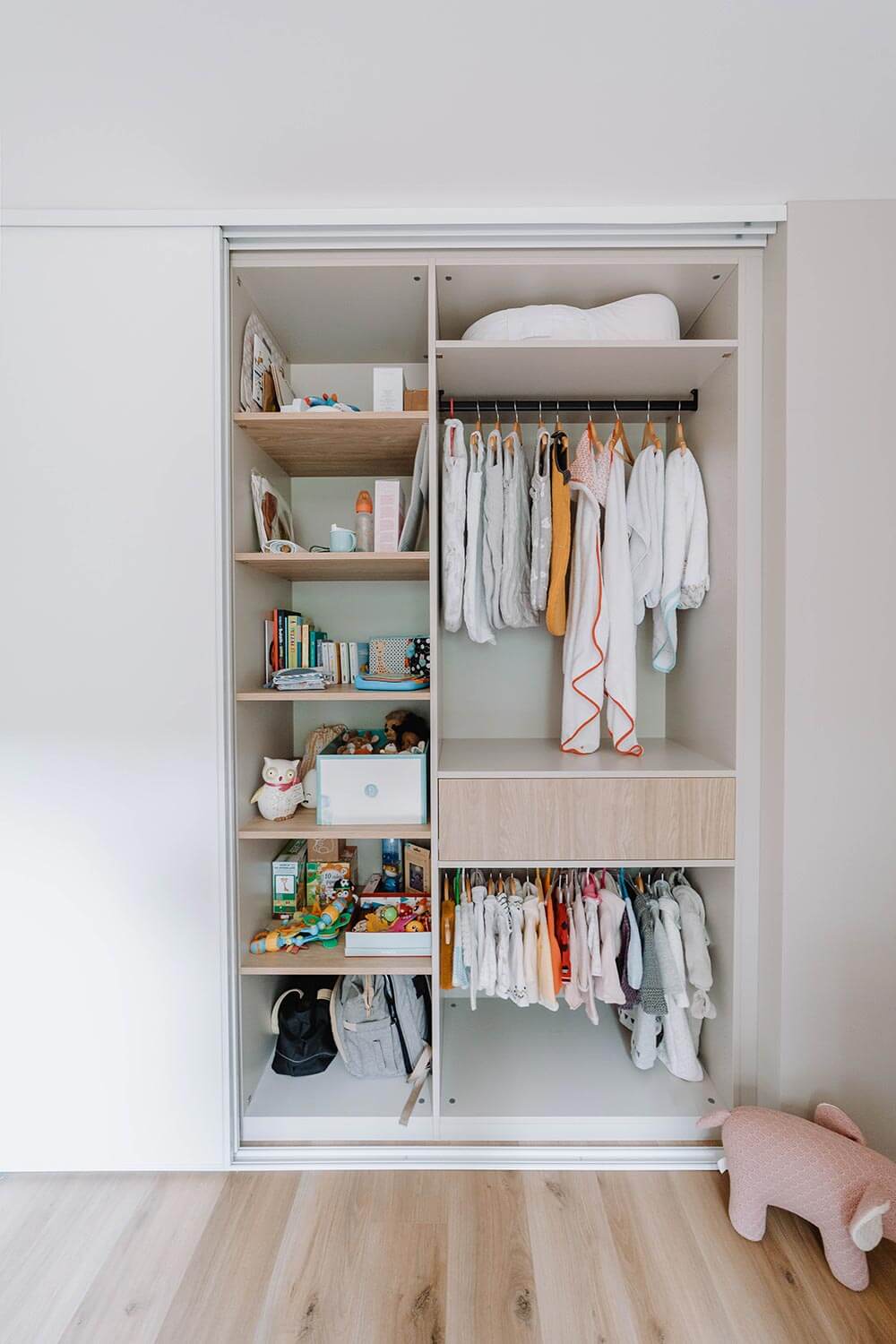 Aménagement d'un placard avec portes coulissantes dans une chambre d'enfant d'une maison à Genève