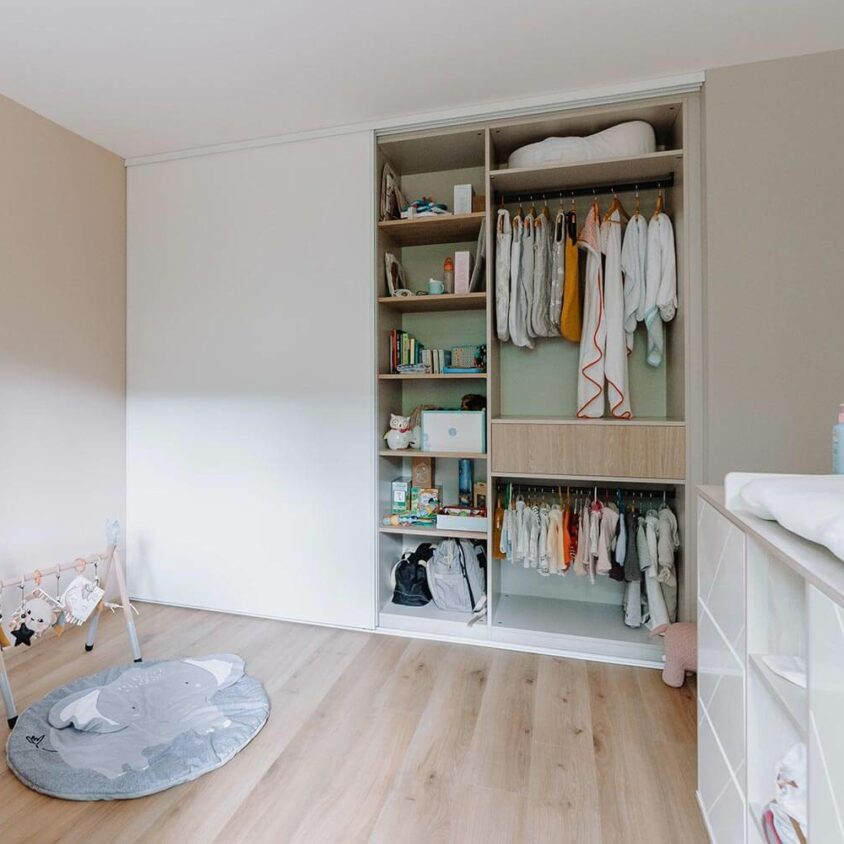 Aménagement d'un placard avec portes coulissantes dans une chambre d'enfant d'une maison à Genève