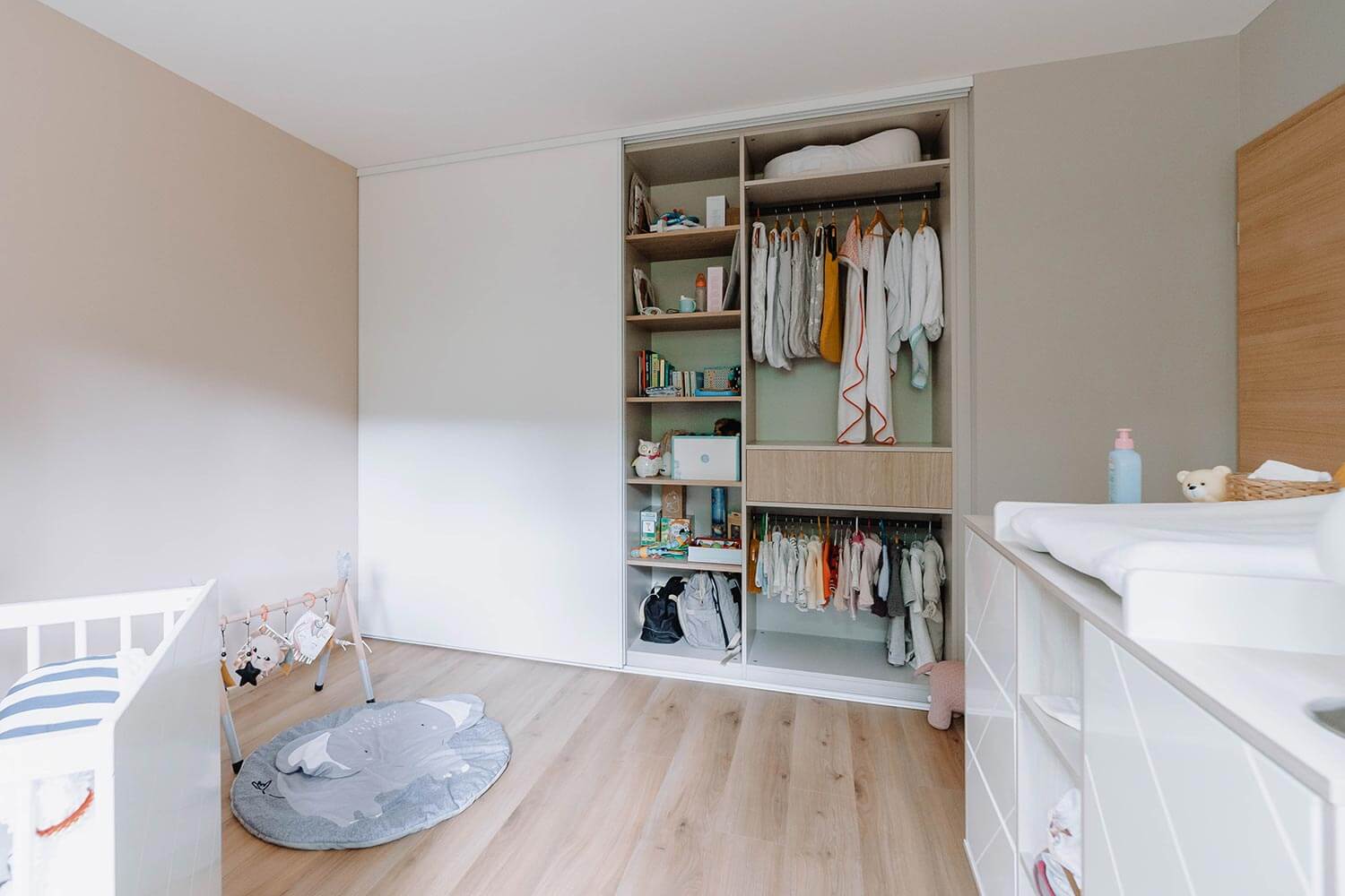 Aménagement d'un placard avec portes coulissantes dans une chambre d'enfant d'une maison à Genève