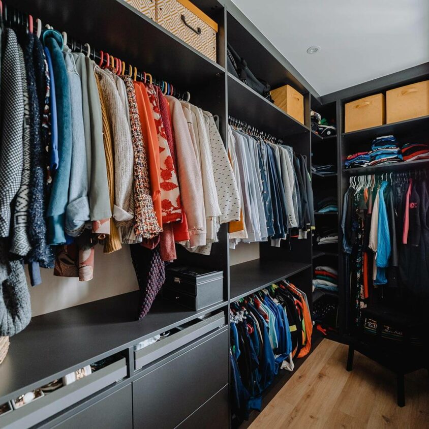 Aménagement d'un grand dressing avec verrière dans une chambre parentale d'une maison à Genève