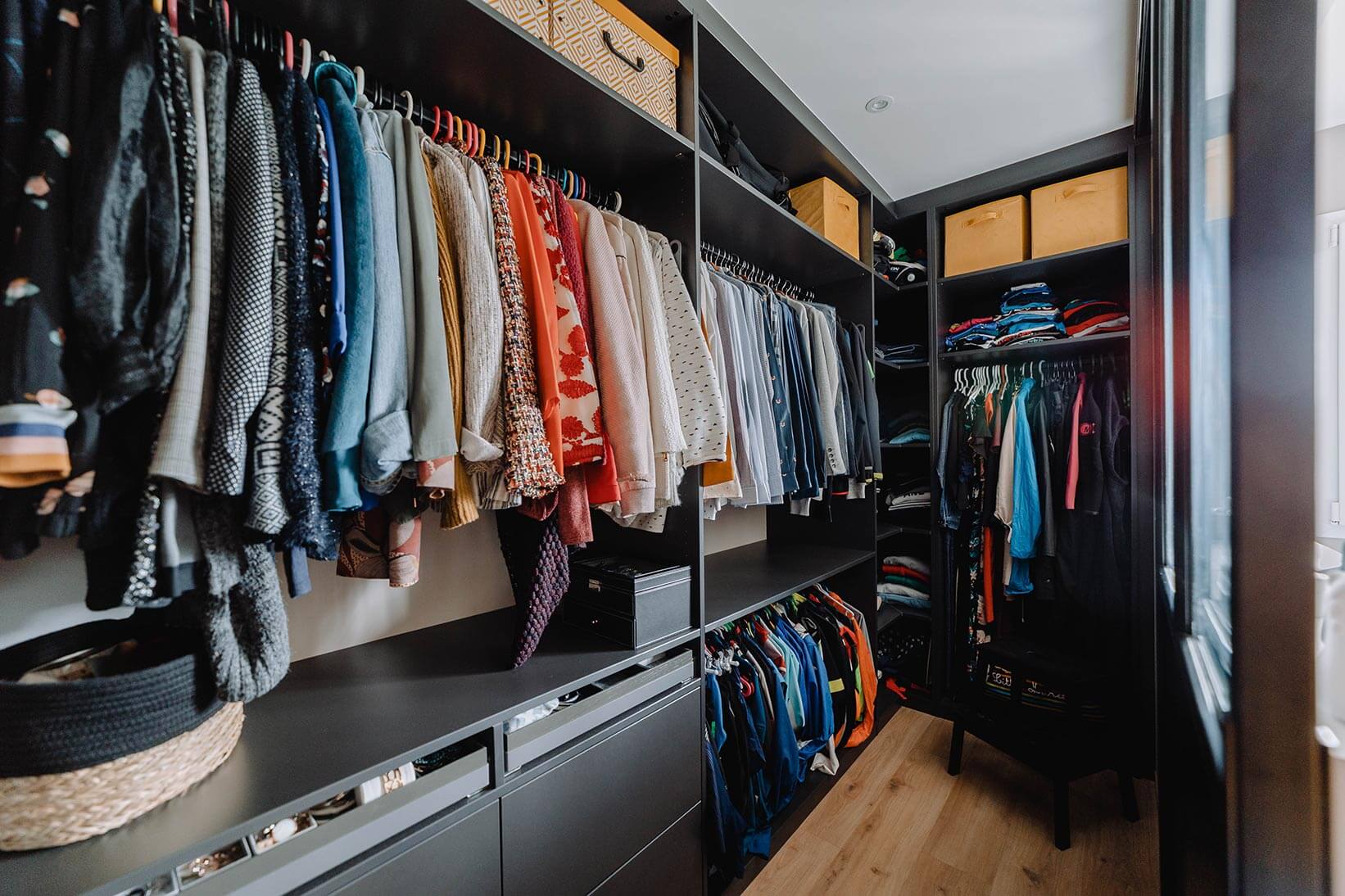 Aménagement d'un grand dressing avec verrière dans une chambre parentale d'une maison à Genève