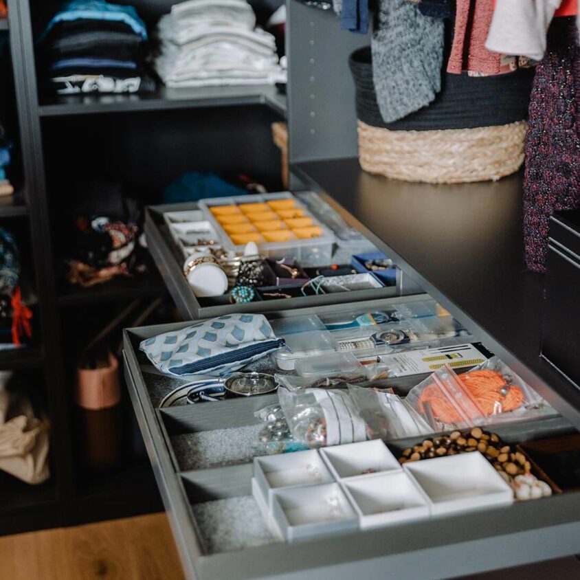 Aménagement d'un dressing verrière dans une chambre parentale d'une maison à Genève détail tiroir