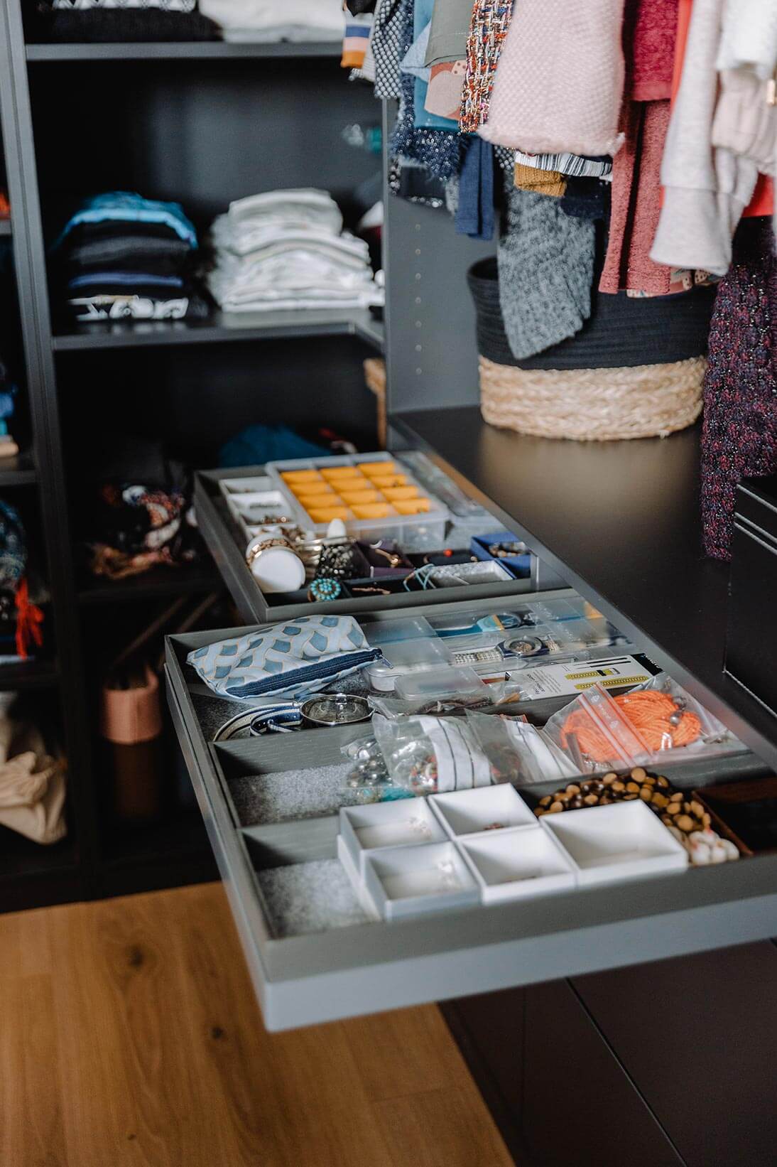 Aménagement d'un dressing verrière dans une chambre parentale d'une maison à Genève détail tiroir