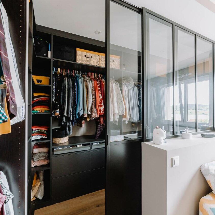 Aménagement d'un dressing sur mesure dans une chambre parentale d'une maison à Genève