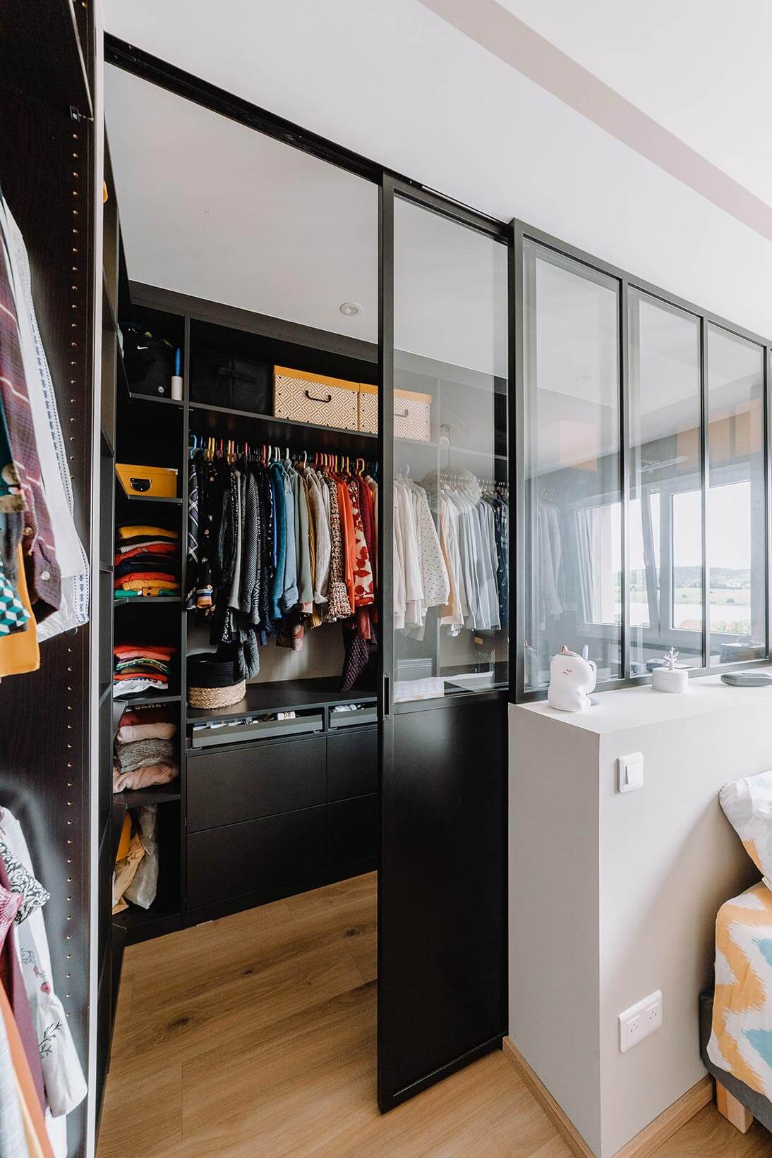 Aménagement d'un dressing sur mesure dans une chambre parentale d'une maison à Genève