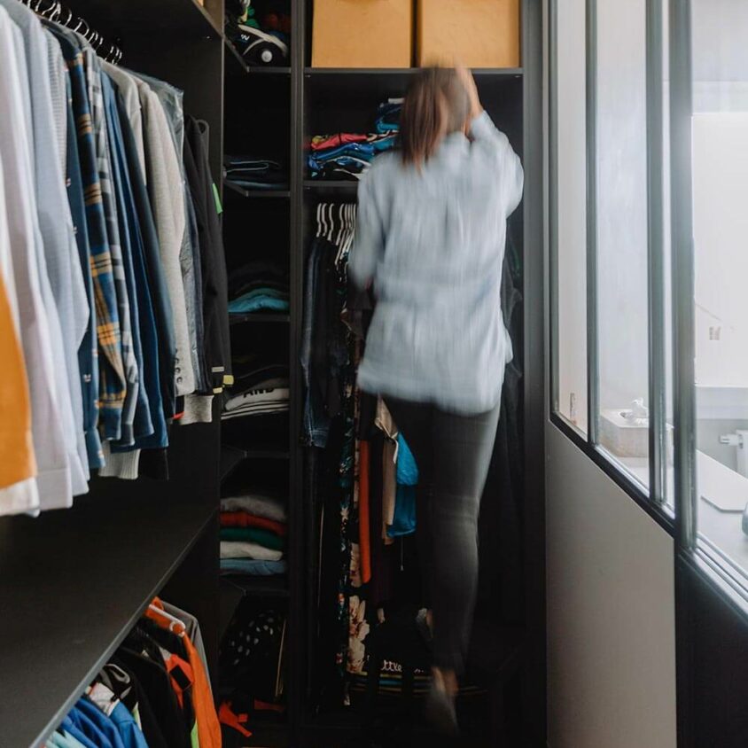 Aménagement d'un dressing tout hauteur dans une chambre parentale d'une maison à Genève