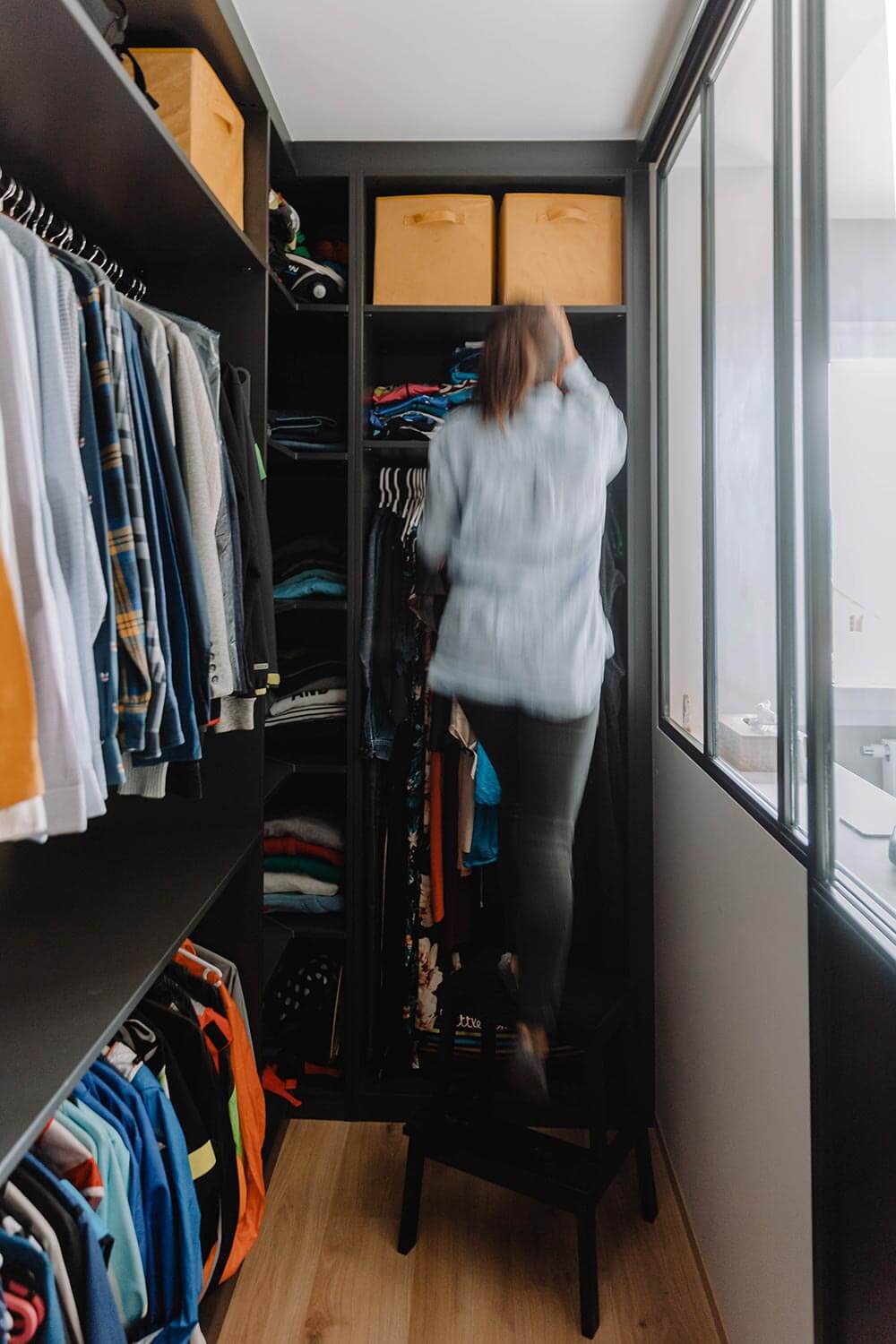Aménagement d'un dressing tout hauteur dans une chambre parentale d'une maison à Genève