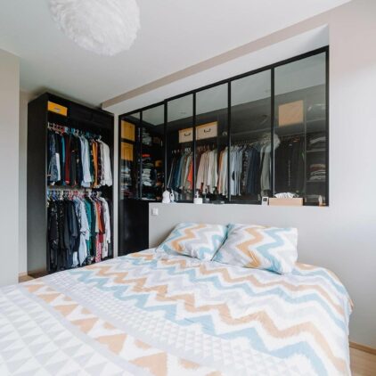 Aménagement d'un dressing verrière avec porte coulissante dans une chambre parentale d'une maison à Genève