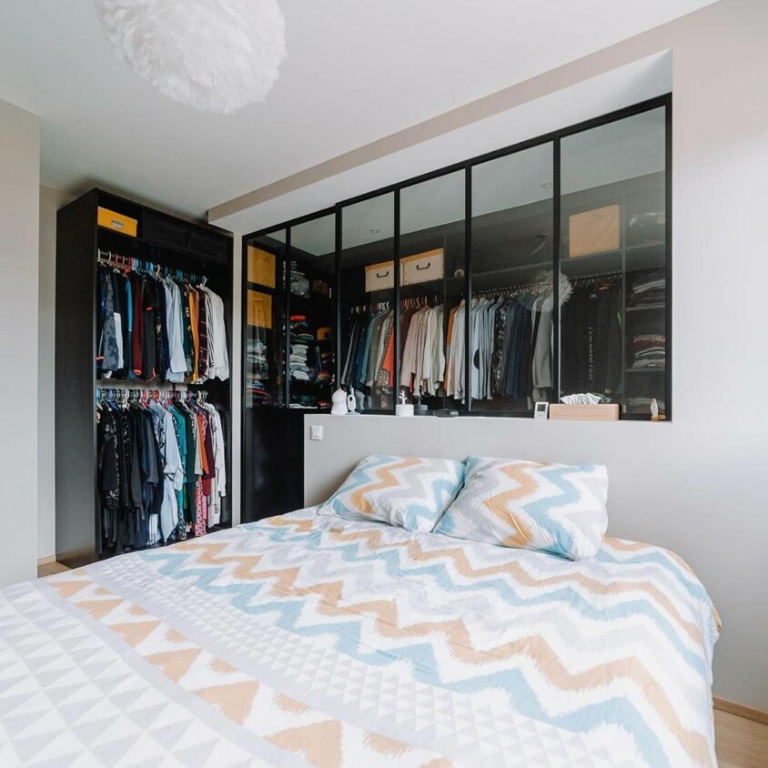 Aménagement d'un dressing verrière avec porte coulissante dans une chambre parentale d'une maison à Genève