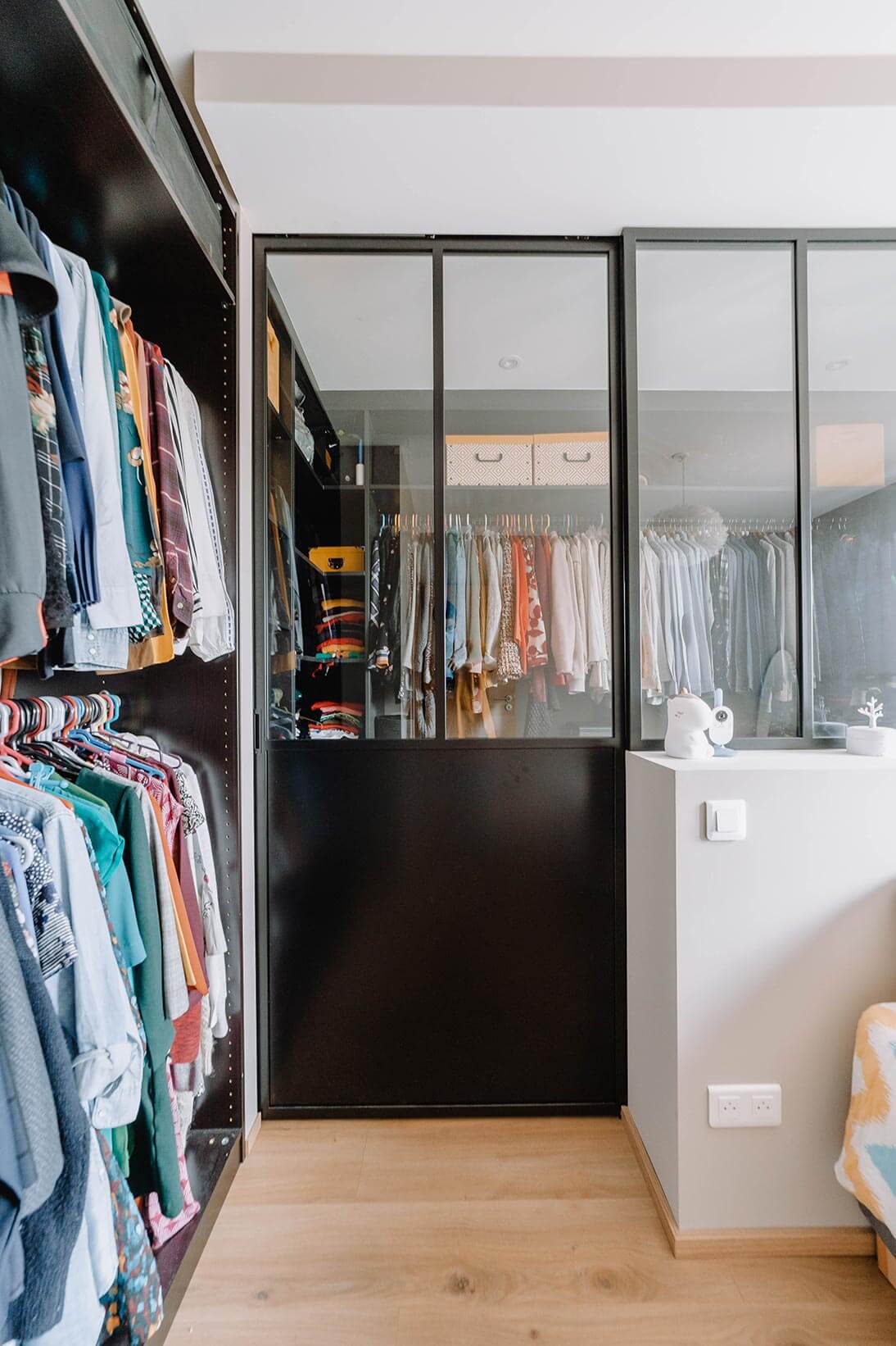 Aménagement d'un dressing verrière dans une chambre parentale d'une maison à Genève