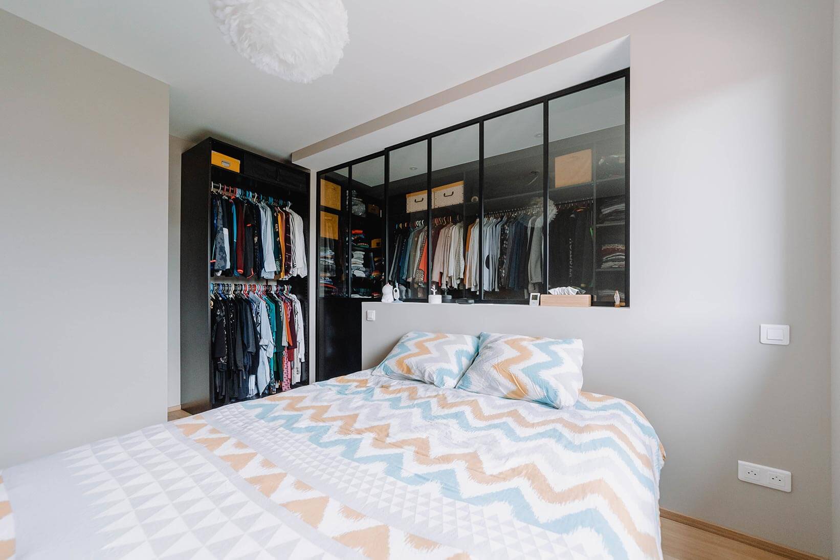 Aménagement d'un dressing verrière avec porte coulissante dans une chambre parentale d'une maison à Genève