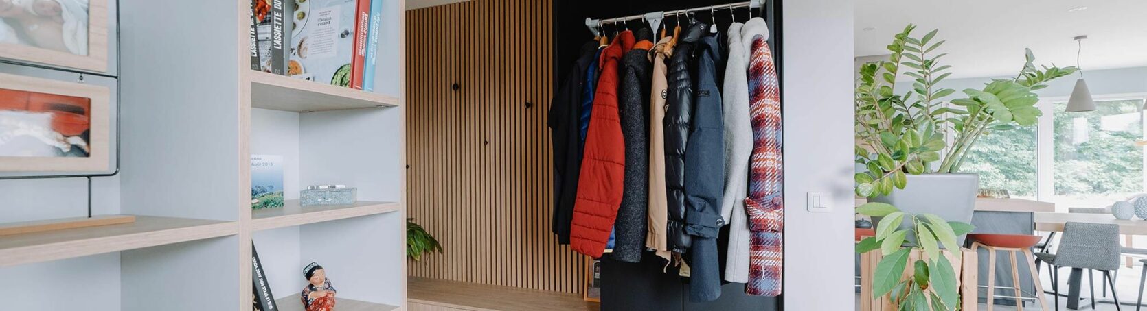 Aménagement d'une entrée de maison avec vestiaire sur mesure à Genève