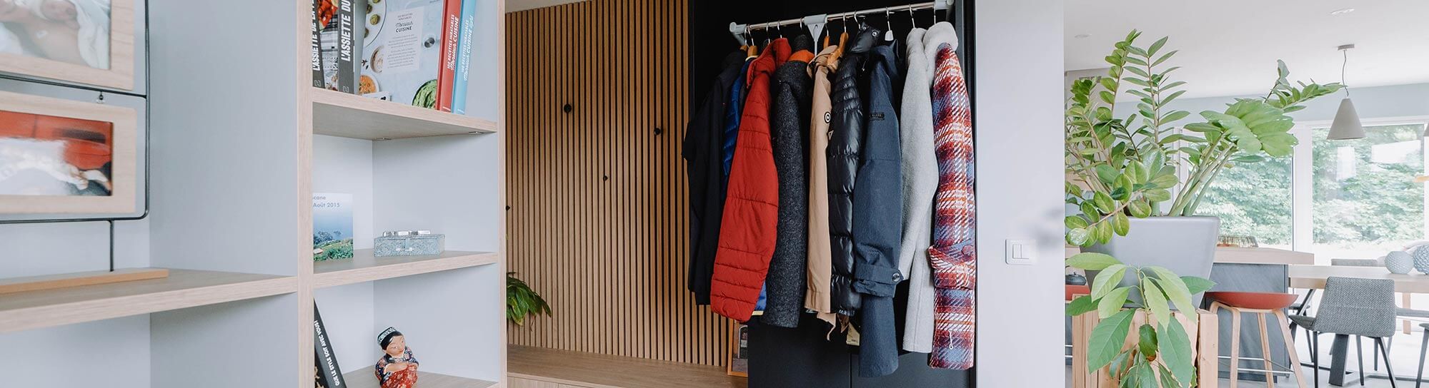 Aménagement d'une entrée de maison avec vestiaire sur mesure à Genève