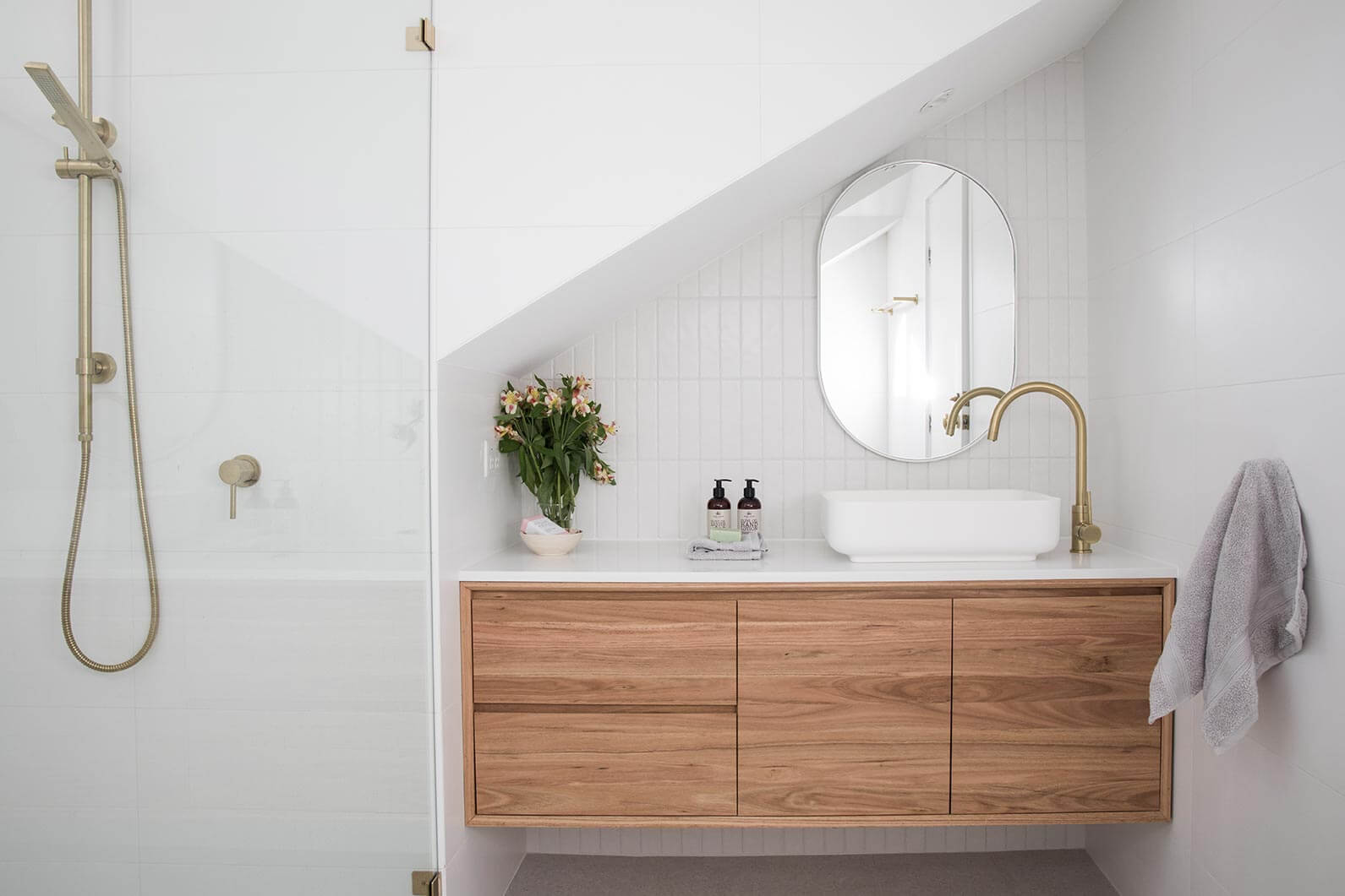 Salle de bain à la décoration zen et élégante