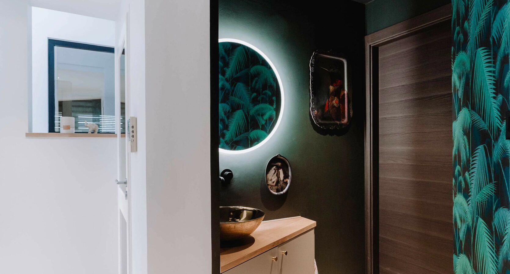 Détail d’un miroir LED avec lavabo et armoire dans un coin salle de bain