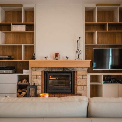 Rénovation intérieure d'un Salon au Luxembourg avec bibliothèques et cheminée