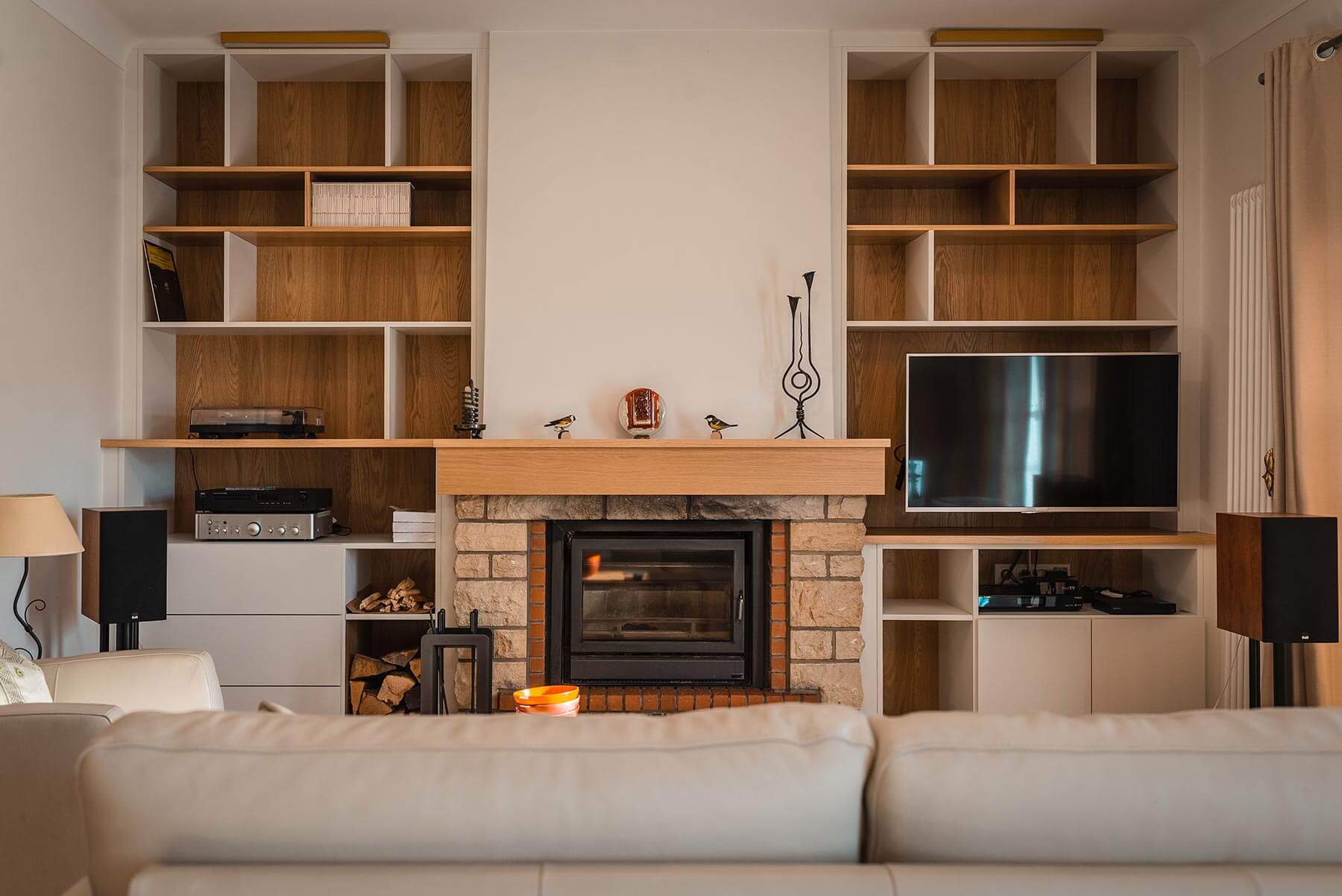 Rénovation intérieure d'un Salon au Luxembourg avec bibliothèques et cheminée