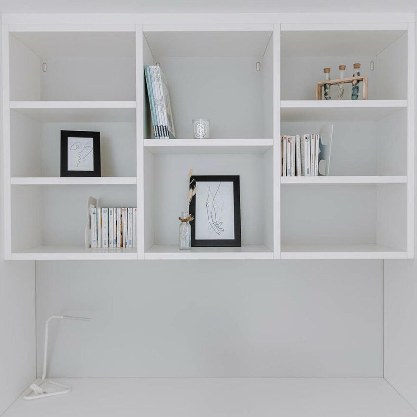 Bureau sur mesure blanc à Dudelange dans chambre blanche