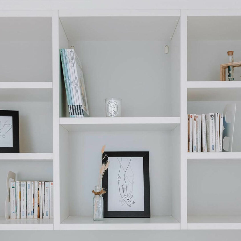 Bureau sur mesure blanc à Dudelange dans chambre blanche