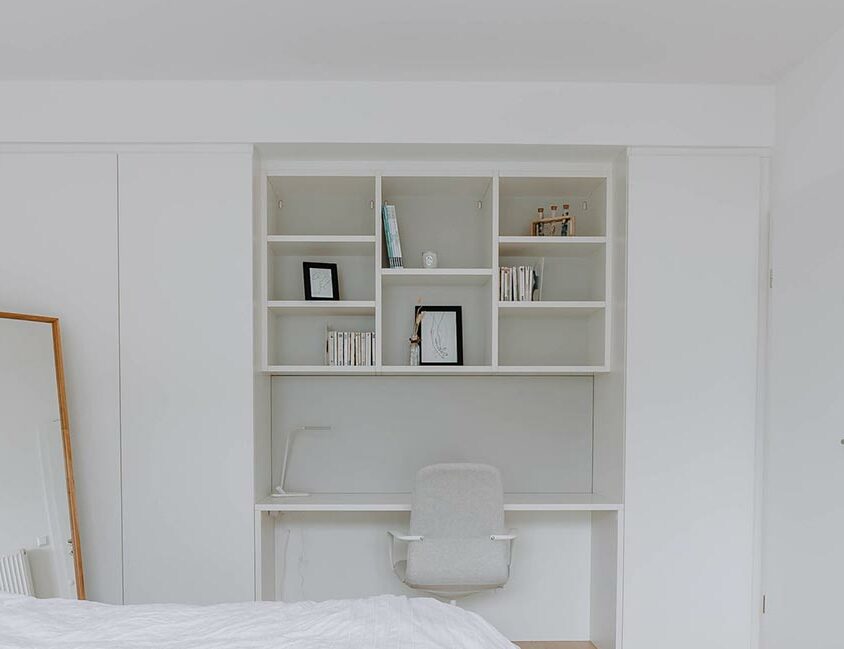 Bureau sur mesure blanc à Dudelange dans chambre blanche