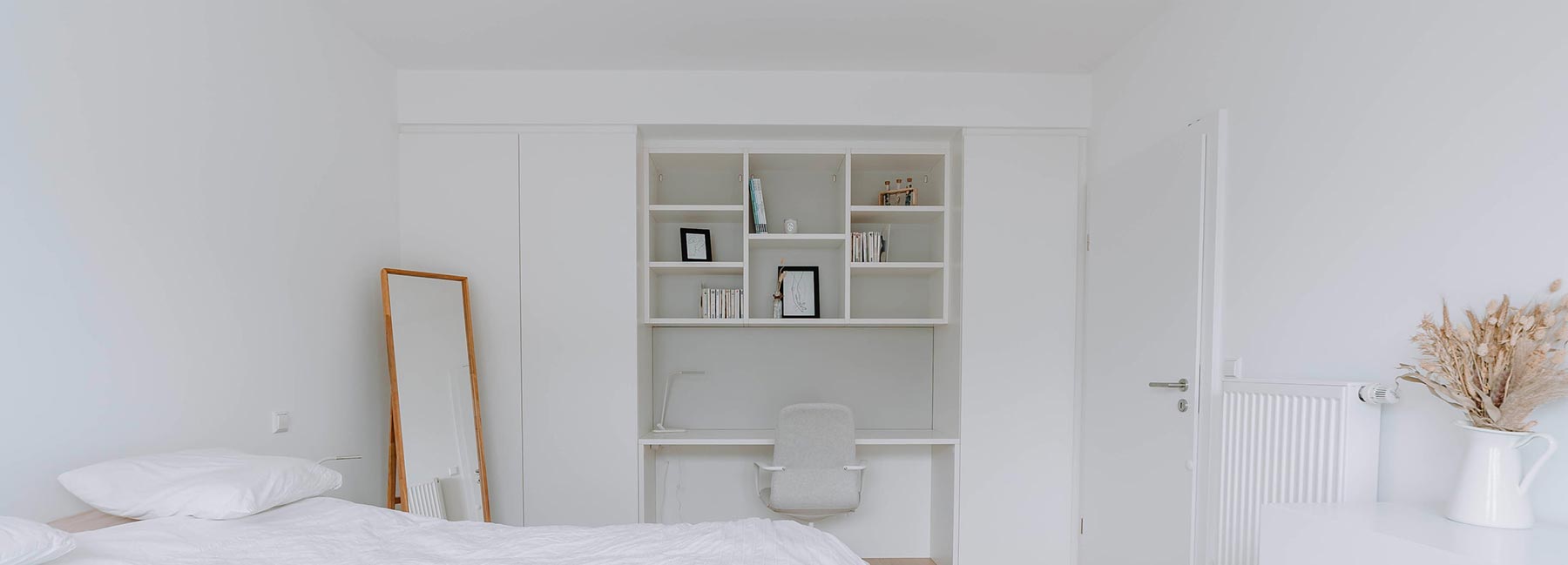 Bureau sur mesure blanc à Dudelange dans chambre blanche