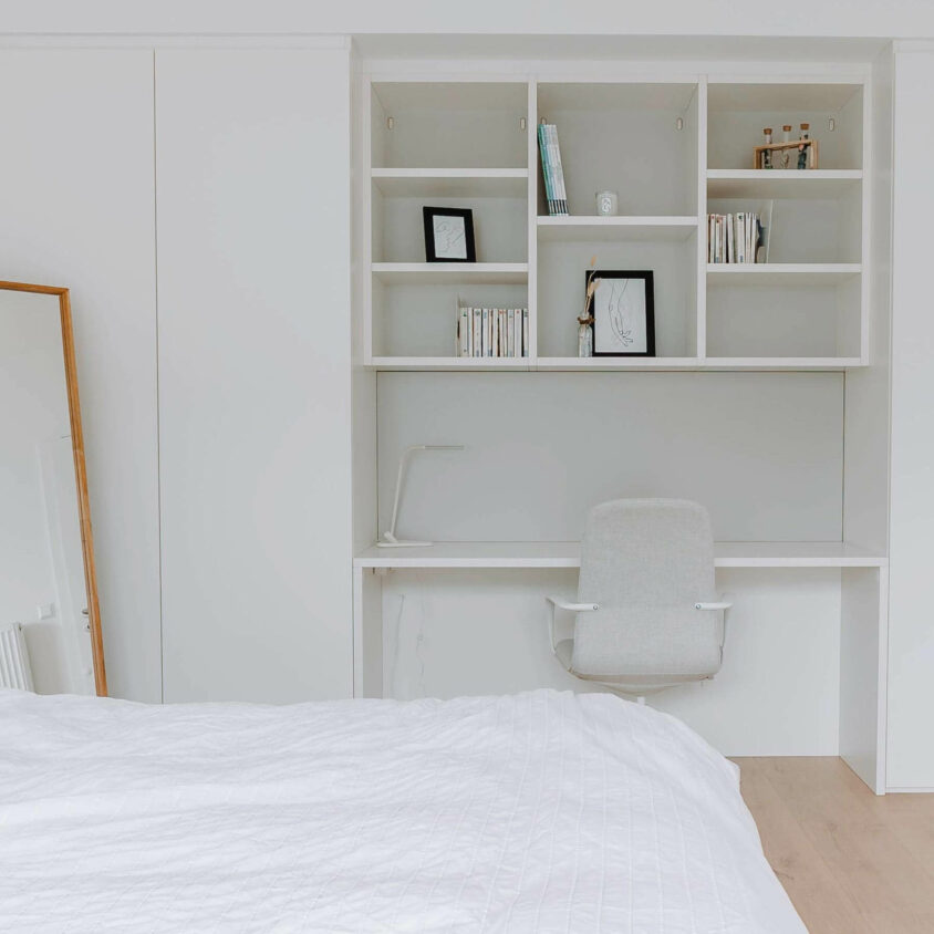 Bureau sur mesure blanc à Dudelange dans chambre blanche