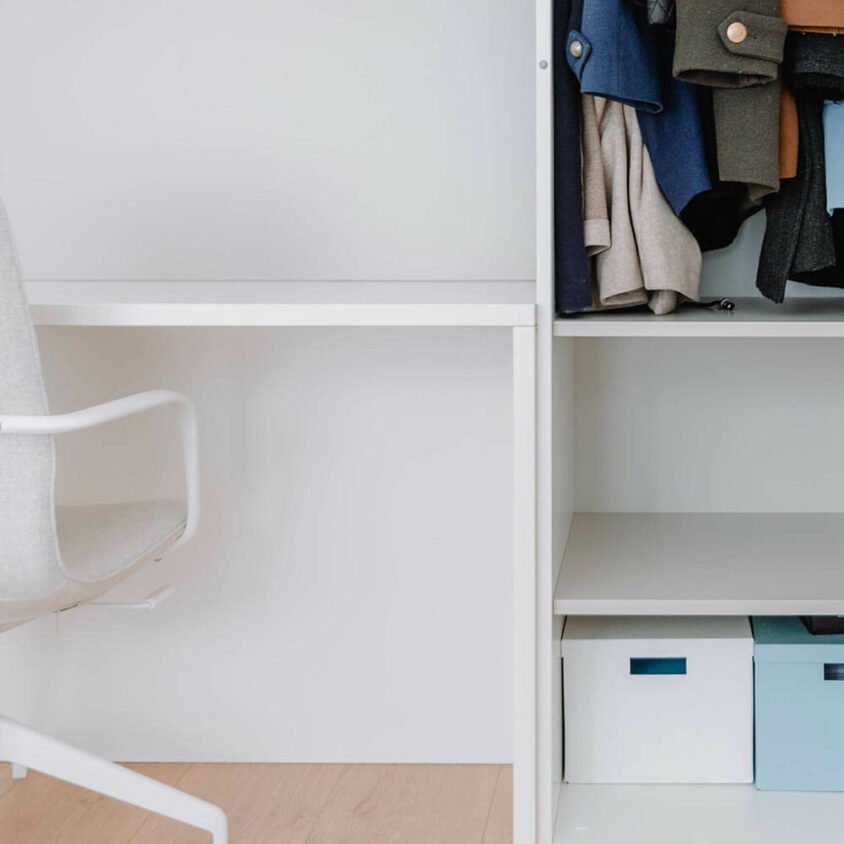 Bureau sur mesure blanc à Dudelange dans chambre blanche