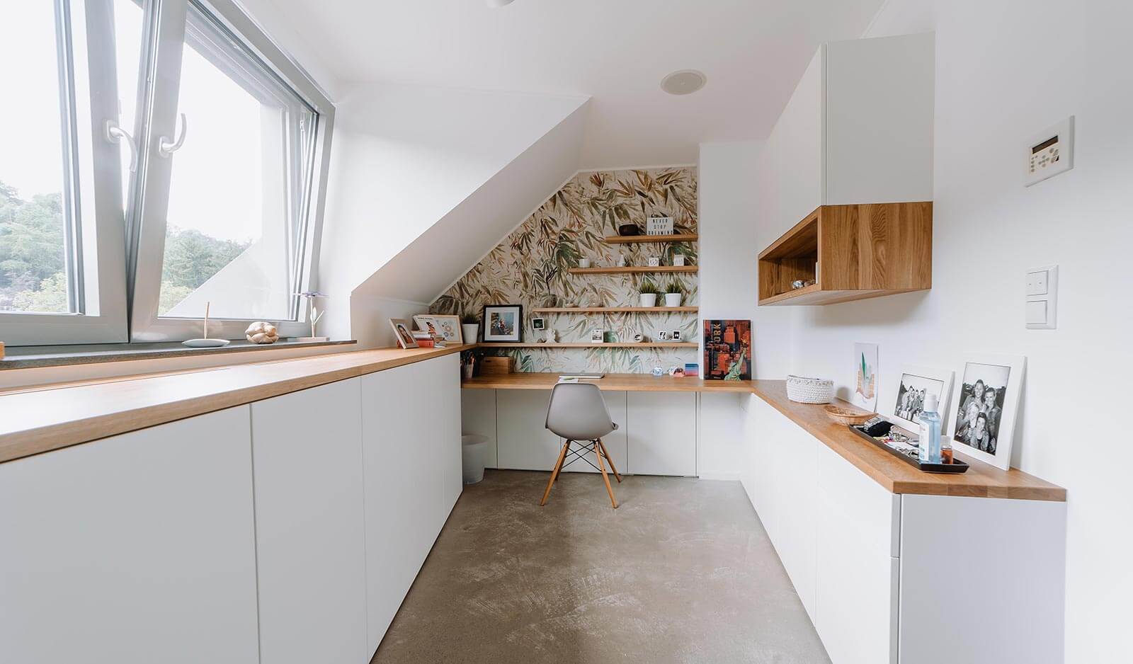 Aménagement d'une Pièce Bureau sur mesure sous combles avec rangements à Mamer au Luxembourg
