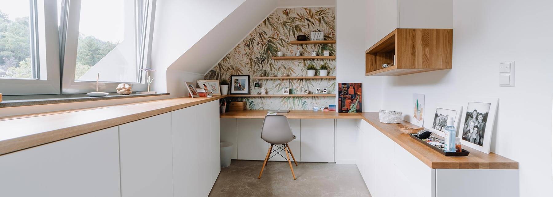 Aménagement d'une Pièce Bureau sur mesure sous combles avec rangements à Mamer au Luxembourg