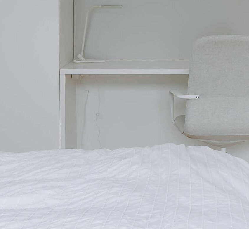Bureau sur mesure blanc à Dudelange dans chambre blanche