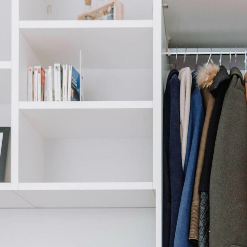 Bureau sur mesure blanc à Dudelange dans chambre blanche