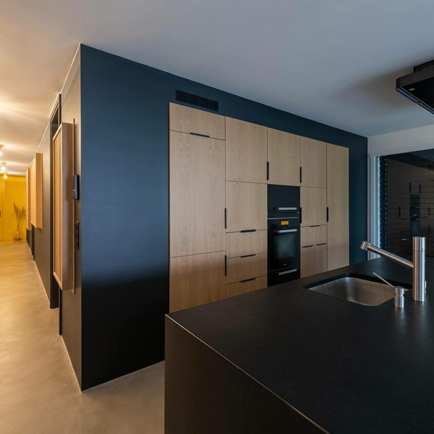 Aménagement d'une entrée d'appartement à Lausanne avec couloir