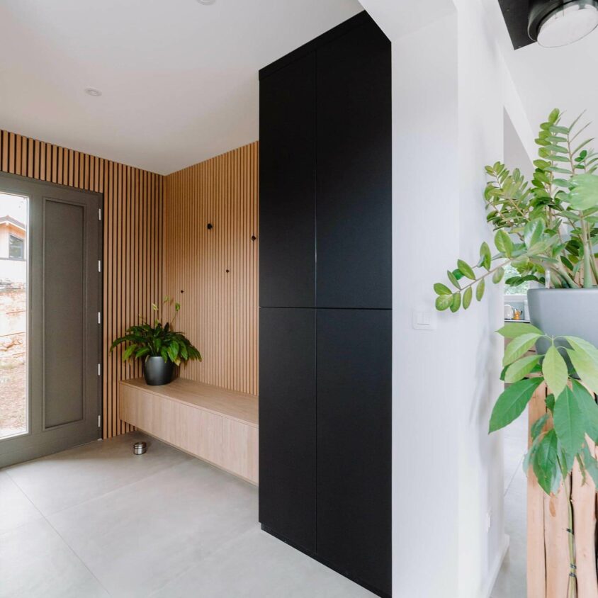 Aménagement d'une entrée à Yverdon-les-Bains avec meuble sur mesure et banc