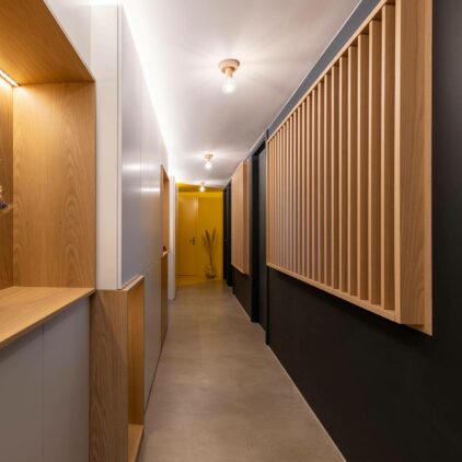Aménagement d'une entrée d'appartement à Lausanne avec couloir