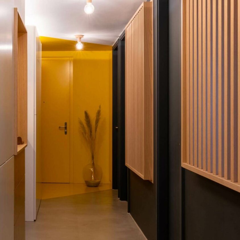 Aménagement d'une entrée d'appartement à Lausanne avec couloir