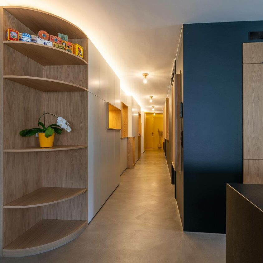 Aménagement d'une entrée d'appartement à Lausanne avec couloir vue cuisine