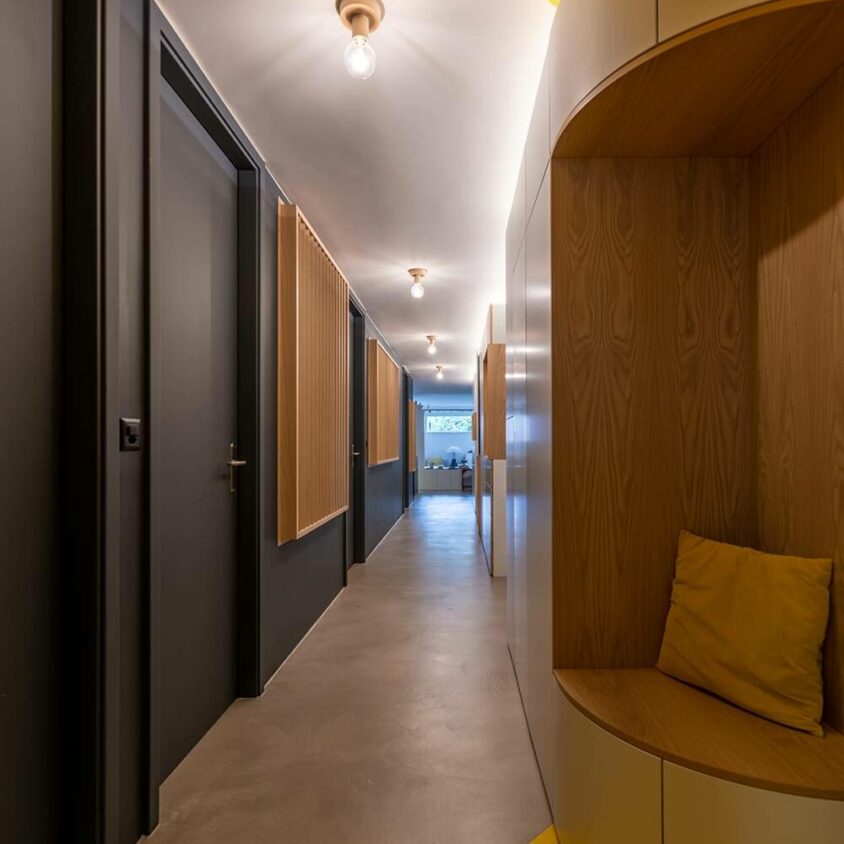 Aménagement d'une entrée d'appartement à Lausanne avec couloir