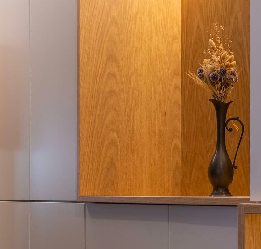 Aménagement d'une entrée d'appartement à Lausanne avec couloir