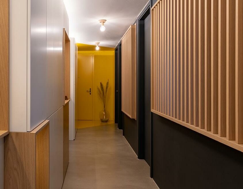 Aménagement d'une entrée d'appartement à Lausanne avec couloir