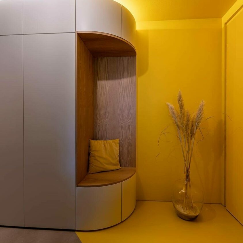 Aménagement d'une entrée d'appartement à Lausanne avec couloir