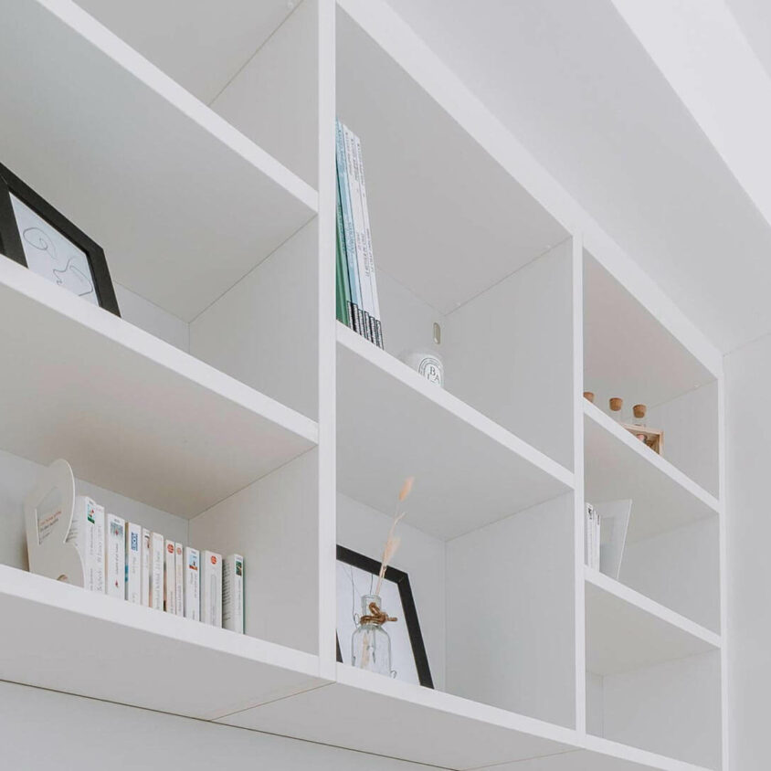 Bureau sur mesure blanc à Dudelange dans chambre blanche