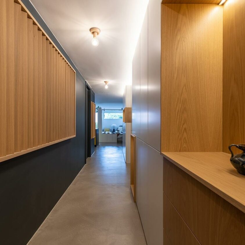 Aménagement d'une entrée d'appartement à Lausanne avec couloir