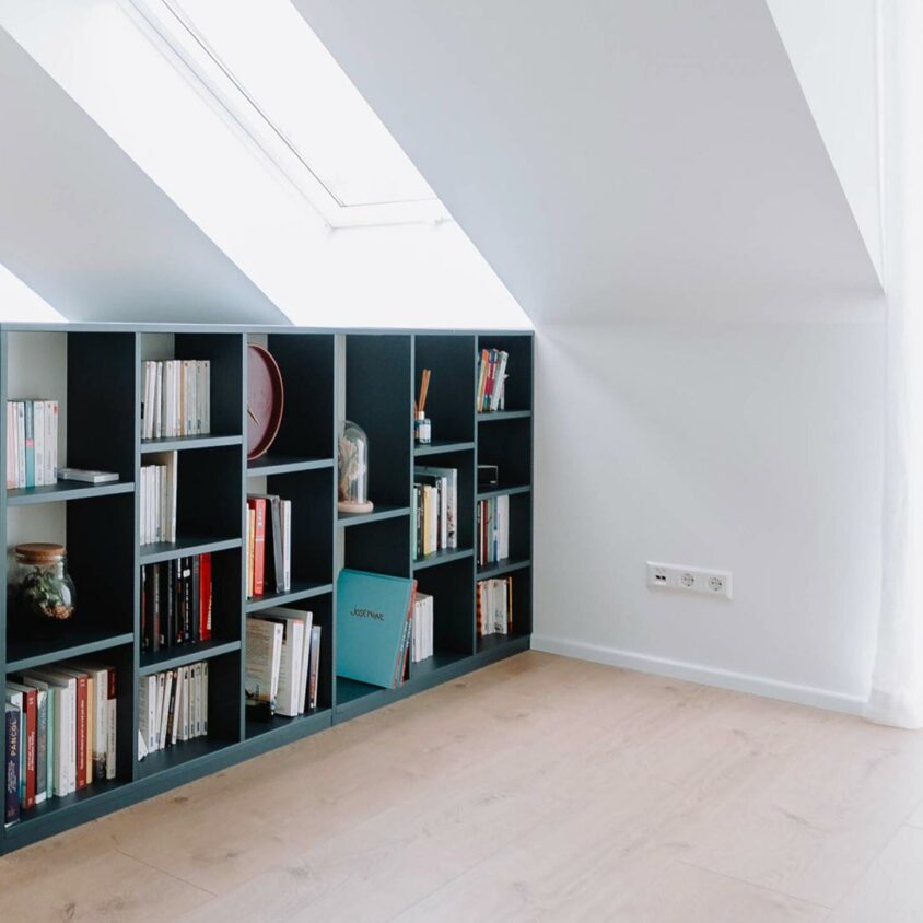 amenagement meuble bas bibliotheque dans combles strassen luxembourg - meubles sur mesure