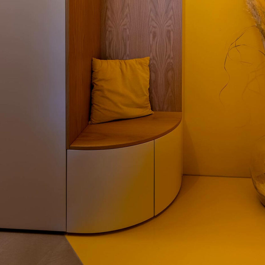 Aménagement d'une entrée d'appartement à Lausanne avec couloir