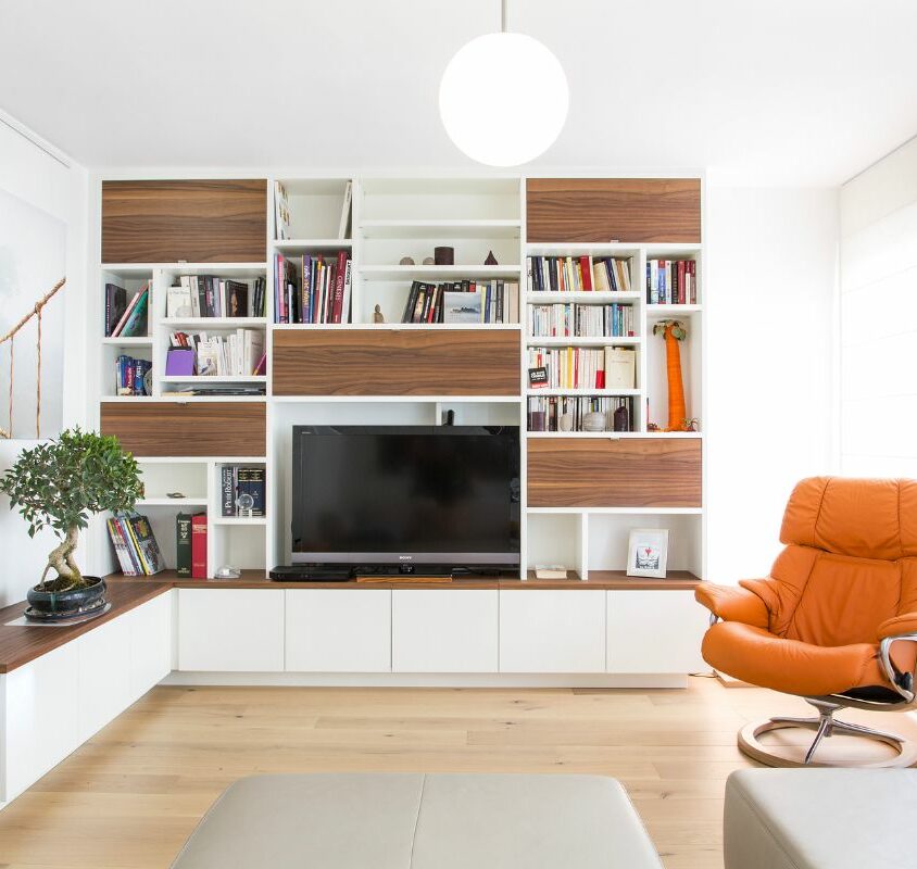 Meuble TV Bibliothèque sur mesure déstructuré blanc et noyer à Belmont-sur-Lausanne en Suisse